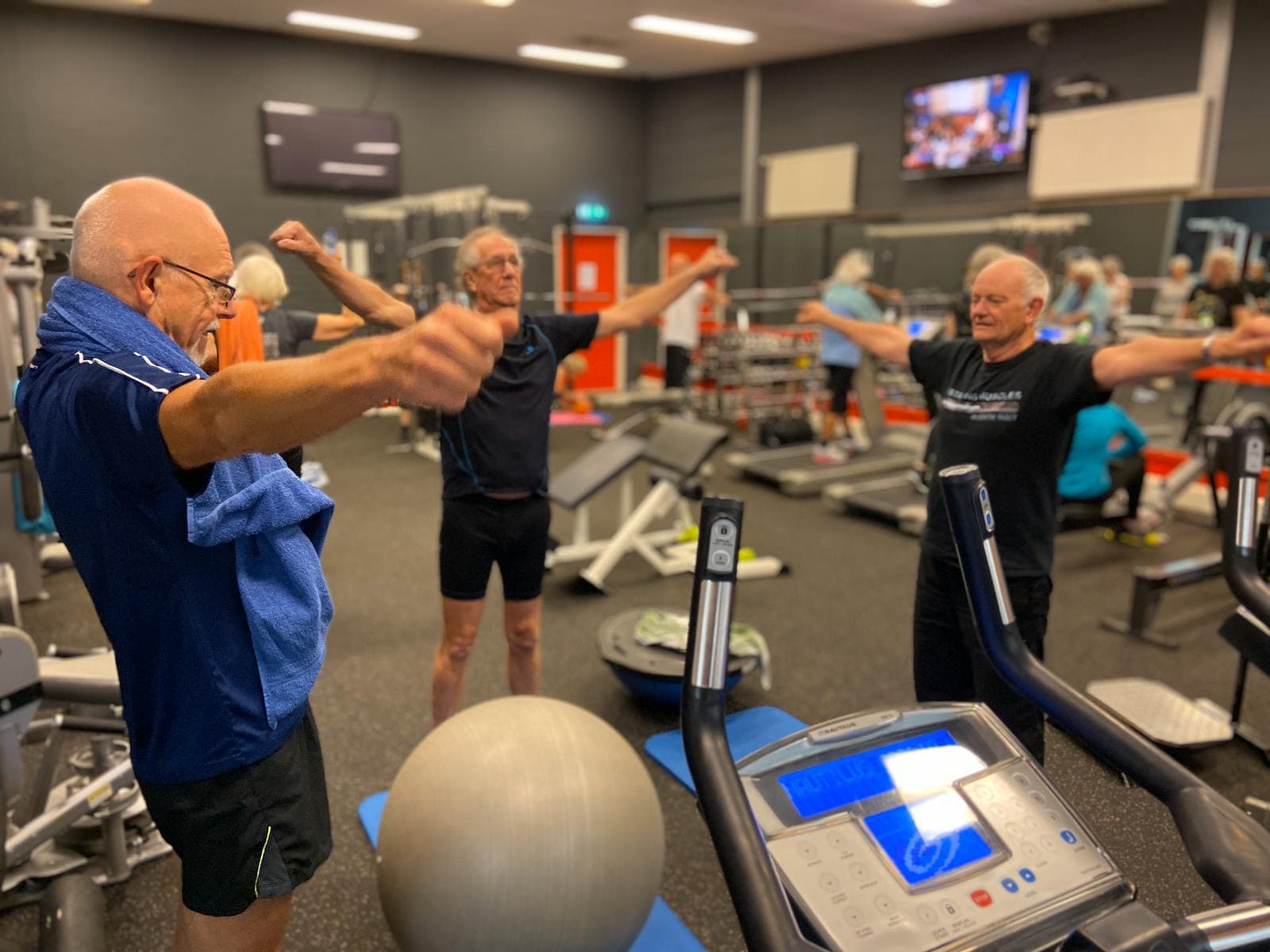 Senioren doen samen groepsfitness oefeningen